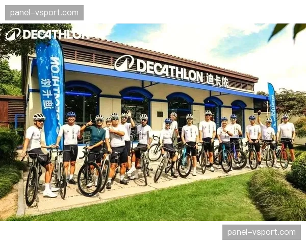 杭州迪卡侬“骑行沙龙”活动现场，专业教练讲解车辆调试技巧